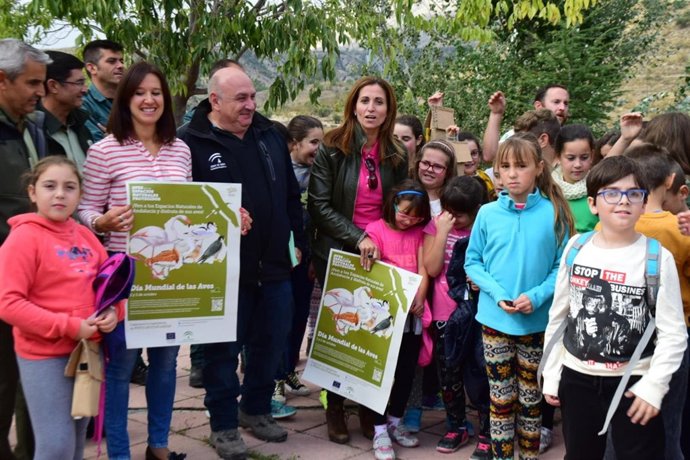 Inmaculada Oria con los niños que han visitado la exposición en Castril