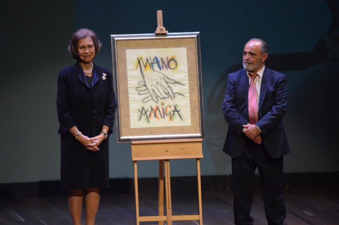 La Reina Sofía recibe el premio 'Mano Amiga' de Alzheimer León 