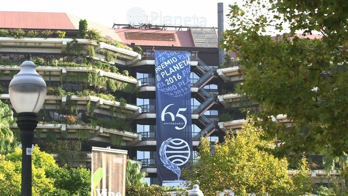 Lona por el 65 aniversario del Premio Planeta