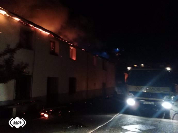 Intervención en un incendio de una vivienda en Ibias. 