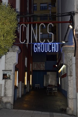 Entrada al callejón donde se ubican los cines Groucho de Santander