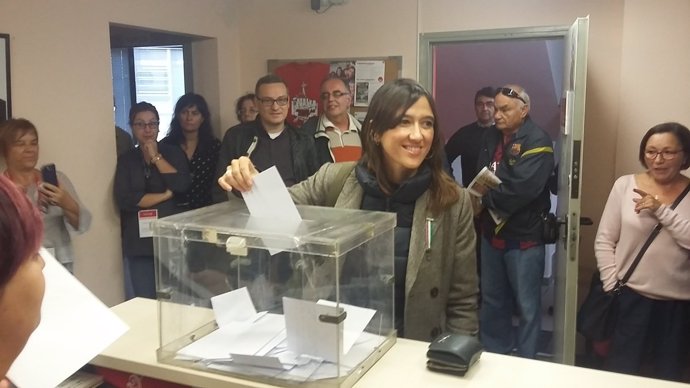 Núria Parlon vota en las primarias del PSC
