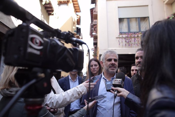 Carlos Carrizosa atiende a los medios en La Seu d'Urgell