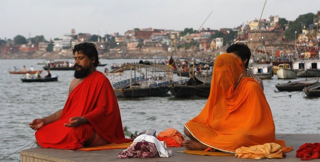 Religiosos hindúes a orillas del río Ganges