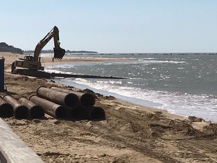 Vertido de arena en playas de Sanlúcar de Barrameda (Cádiz)