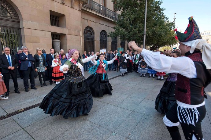 Exhibición de bailes regionales