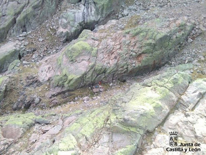 Imagen del rescate de la montañera en el Pico Almanzor