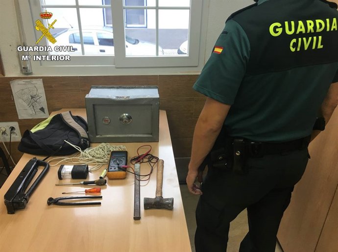 Un agente de la Guardia Civil junto a una caja fuerte