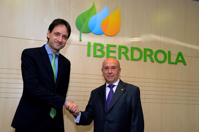 Firma de convenio entre Iberdrola y UDP para protección de clientes vulnerables