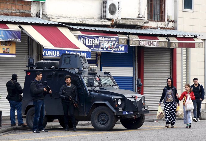 Vehículo blindado de la Policía turca en el barrio de Sur, en Diyarbakir