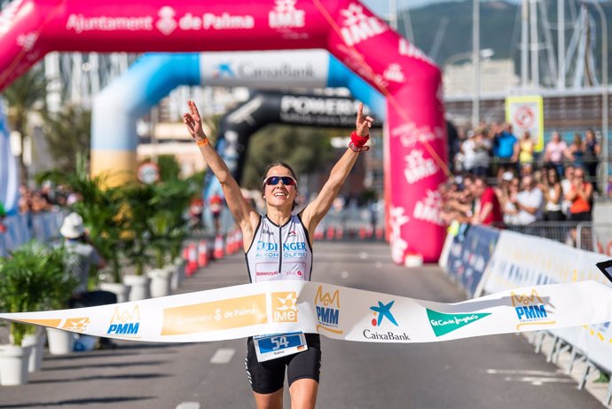 Sabine Stadler finalizando primera la Palma de Mallorca Marathon 2016
