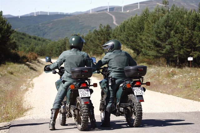 Agentes de la Guardia Civil de espaldas en moto