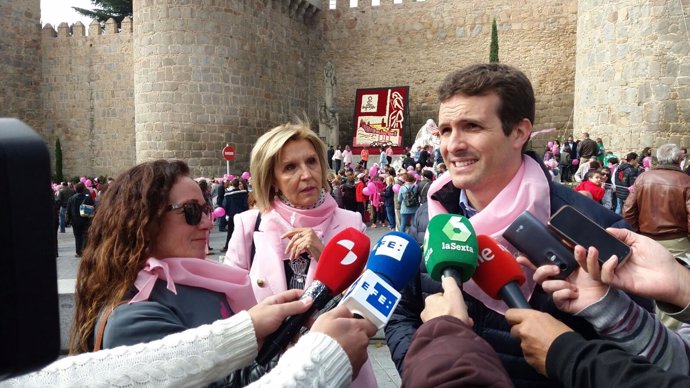 Casado atiende a los medios en Ávila