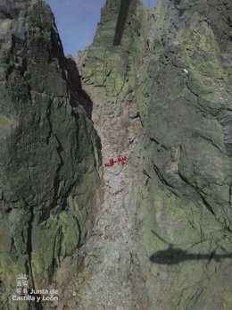 Imagen del momento del rescate al montañero que cayó en Ávila