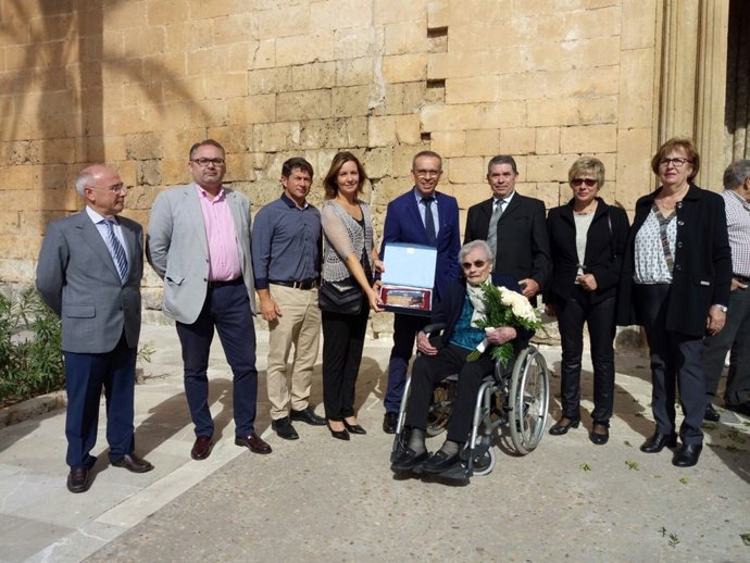 Homenaje en Muro a una vecina centenaria