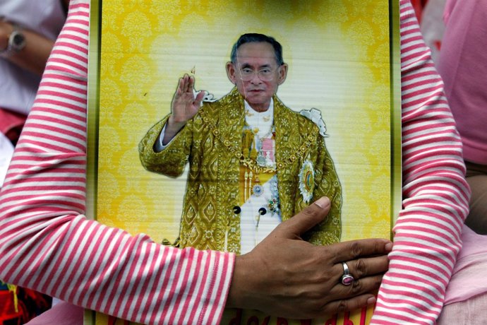 Retrato del difunto rey tailandés Bhumibol Adulyadej