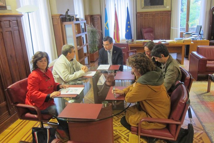 Pedro Sanjurjo reunido con los representantes de la EAPN-AS.