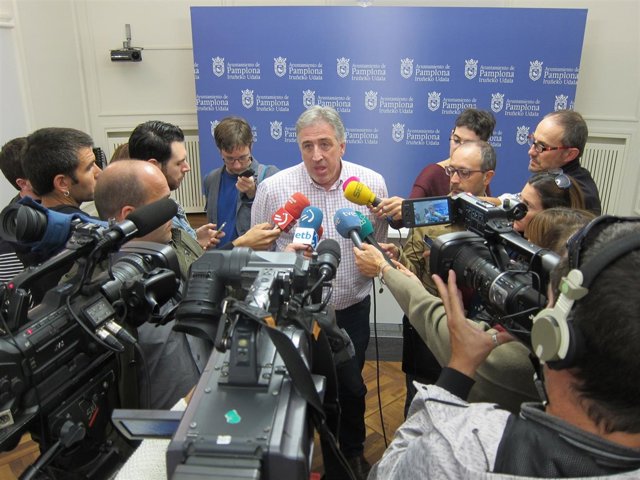 El alcalde de Pamplona, Joseba Asiron, atendiendo a los periodistas