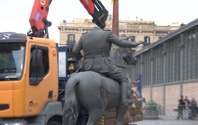 Lanzan huevos a una estatua de Franco expuesta en el Born