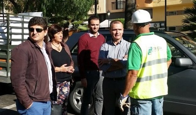 Diego José Jiménez alcalde de Manilva PSOE habla con operario