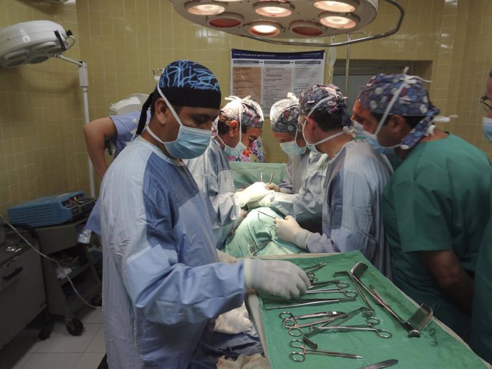 Urólogos españoles realizan treinta operaciones en cuatro días en una región hon
