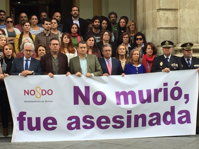 Concentración en Sevilla por el crimen de Olivares.