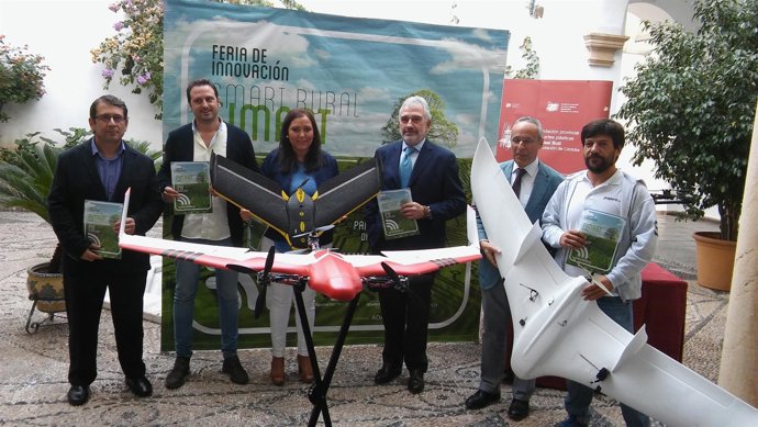 Carrillo, junto a organizadores, posa con varios drones