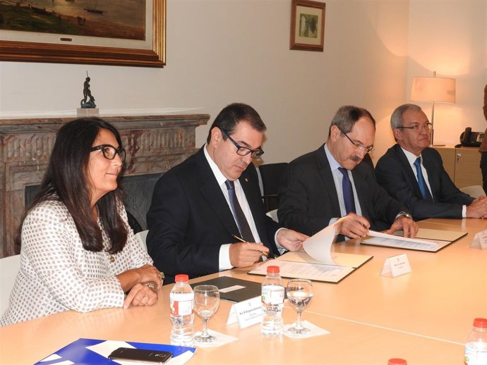 Firma de un convenio por el uso responsable del móvil al volante