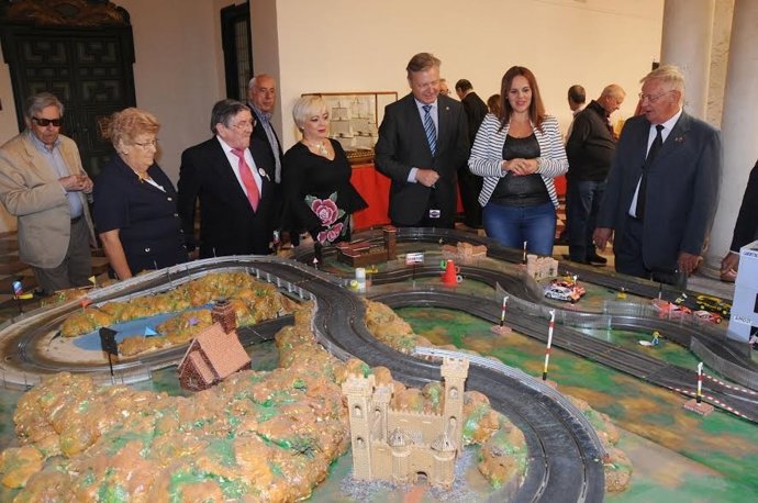 Barbero (dcha.), entre Primo Jurado (izda.) y Cuenca, contemplan una pieza