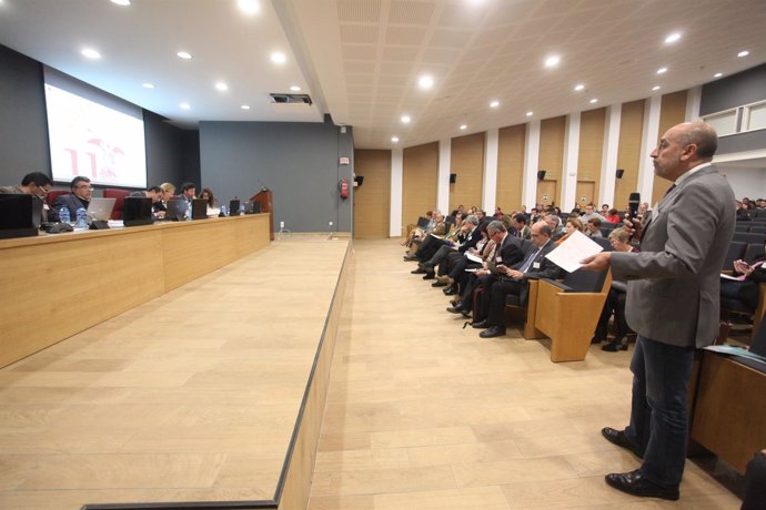 Debate en el Claustro de la Universidad de Sevilla