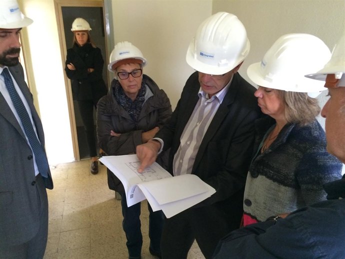 La consellera M.Borràs visita las obras del antiguo cuartel de Olesa