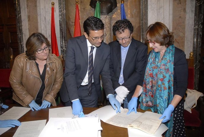 El alcalde Francisco Cuenca durante la devolución de documentos a la Alhambra