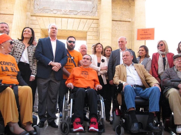 Priego (centro) entre otros enfermos de ELA y las autoridades