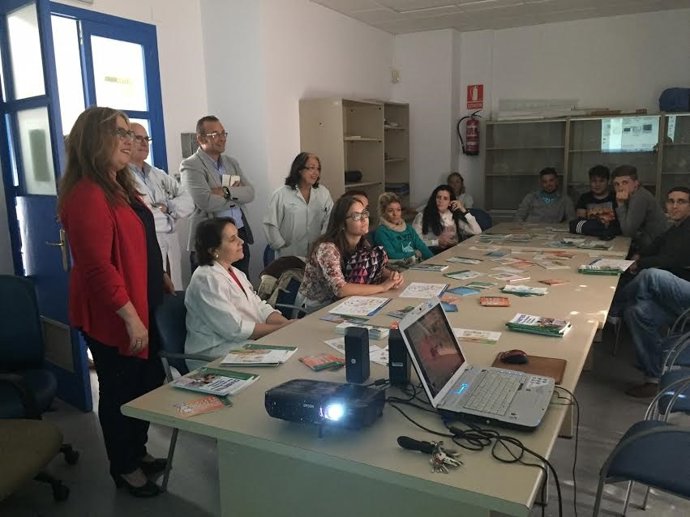 Luna (izda.) visita el Centro de Salud Guadalquivir