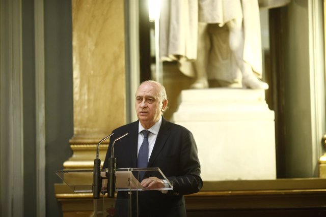 Jorge Fernández Díaz en el acto de entrega de condecoraciones a la Policía