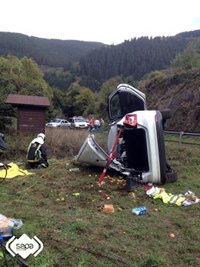 Una mujer herida al salirse de la carretera y volcar su vehículo en Cangas del Narcea