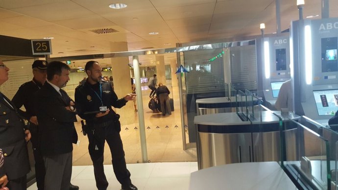 Ignacio Cosidó visita la comisaría del aeropuerto del Prat