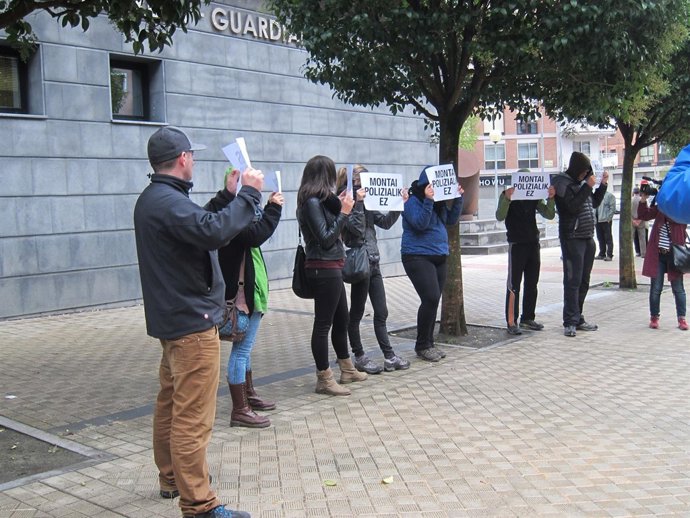 Concentrados frente al juzgado de guardia.