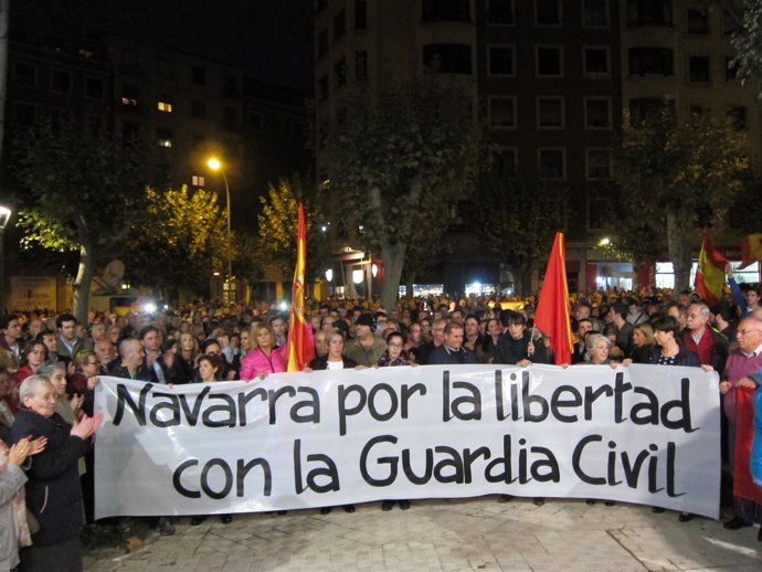 Concentración en Pamplona para apoyar a los guardias civiles agredidos 