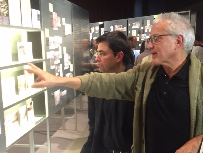 G.Pisarello y M.Risques, durante la visita a la exposición