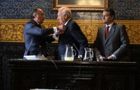 Imponen la insignia de la ciudad de Algeciras a García-Margallo