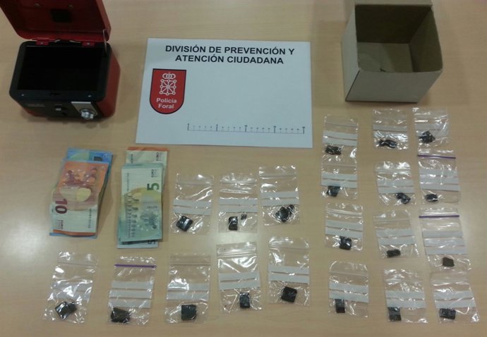 Droga intervenida en una tienda de chucherías.