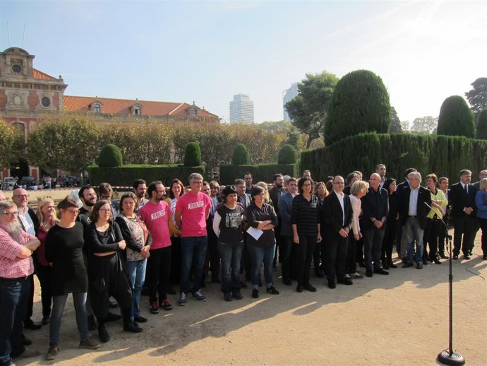 Diputados de JxSí y la CUP ante el Parlament