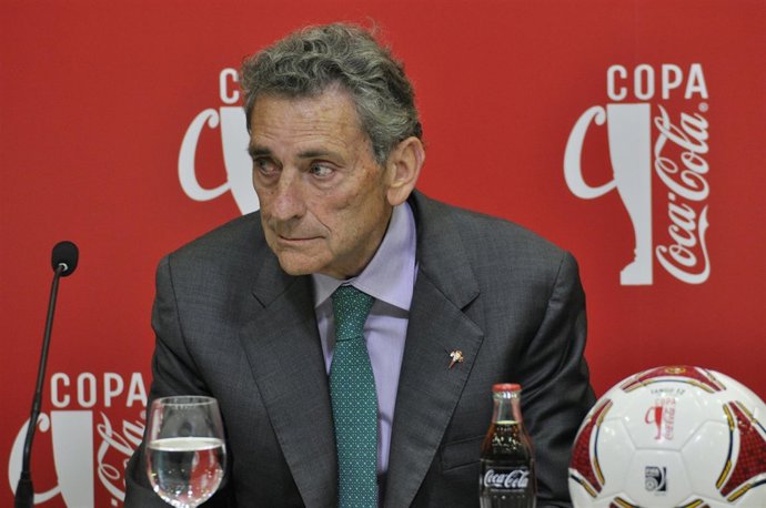 Carlos Mouriño.Presidente Del R.C Celta de Vigo.3º trofeo tarjeta blanca Coca-Co