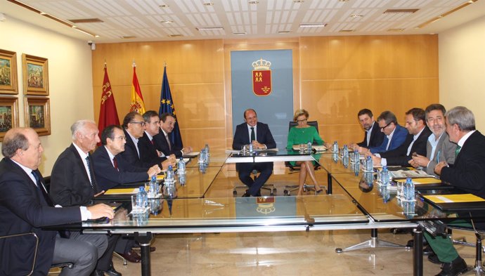 Sánchez preside la Mesa del Agua