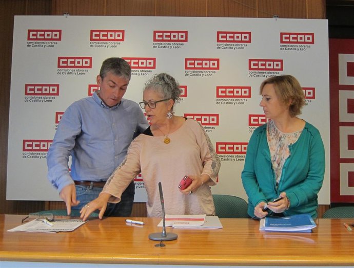 Luis Fernández Gamazo y Bernarda Gacía hablan en presencia de Elsa Caballero