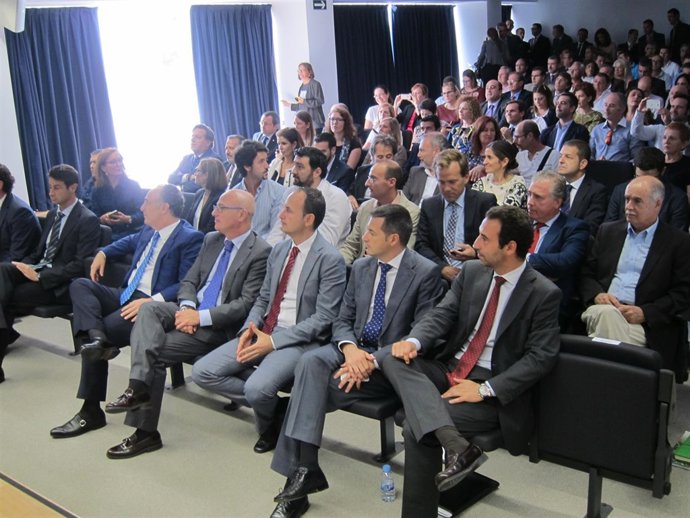 Juan Hernández, tercero por la izquierda en la primera fila, durante el acto
