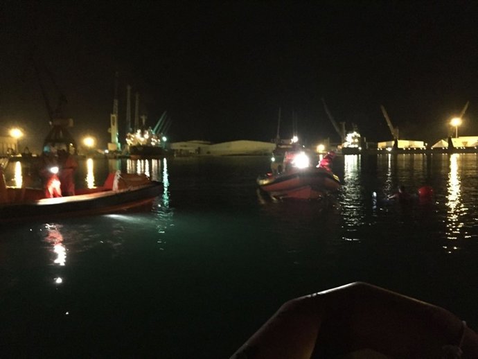 Efectivos de Cruz Roja activados tras la caída del coche al puerto