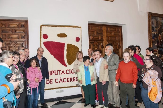 Usuario de Placeat ragalan un tapiz a la Diputación de Cáceres