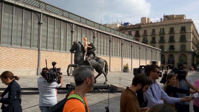 Muñeca hinchable en la estatua ecuestre del dictador Francisco Franco